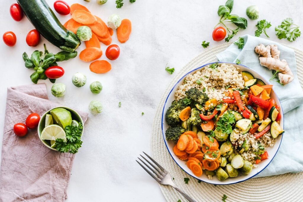 Balanced plate of vegetables and grains, illustrating a sustainable diet approach for reducing a FUPA