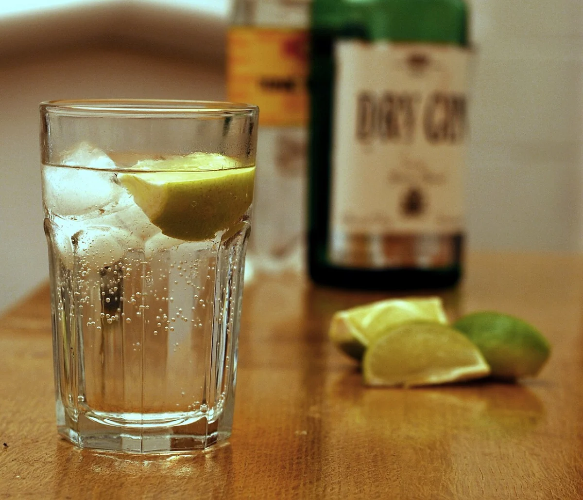 Gin and tonic with lime wedges, a lower calorie drink choice when trying to lose a FUPA